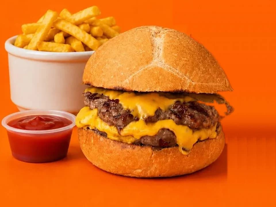 Combo con cheeseburger, papas fritas y bebida
